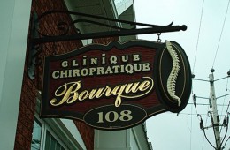 Clinique Bourque – Enseigne sculptée perpendiculaire