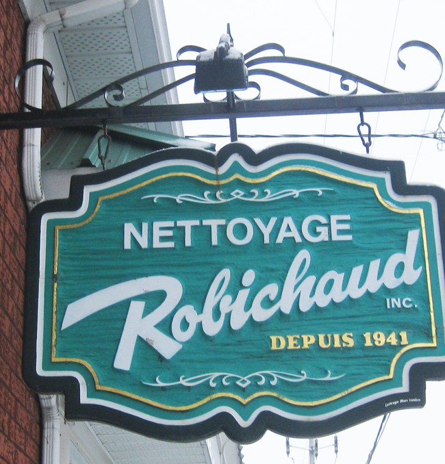 Nettoyage Robichaud – Enseigne sculptée