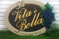 La Vita é Bella – Enseigne sculptée