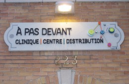 À pas devant  – Enseigne