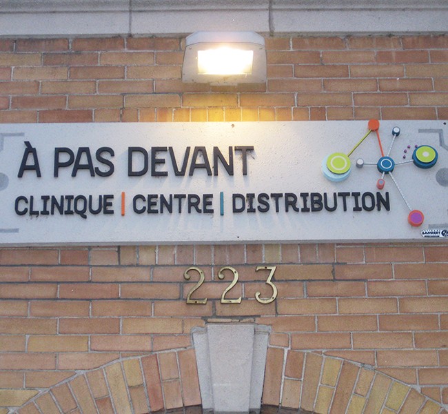 À pas devant  – Enseigne