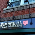Enseigne avec éléments surélevés